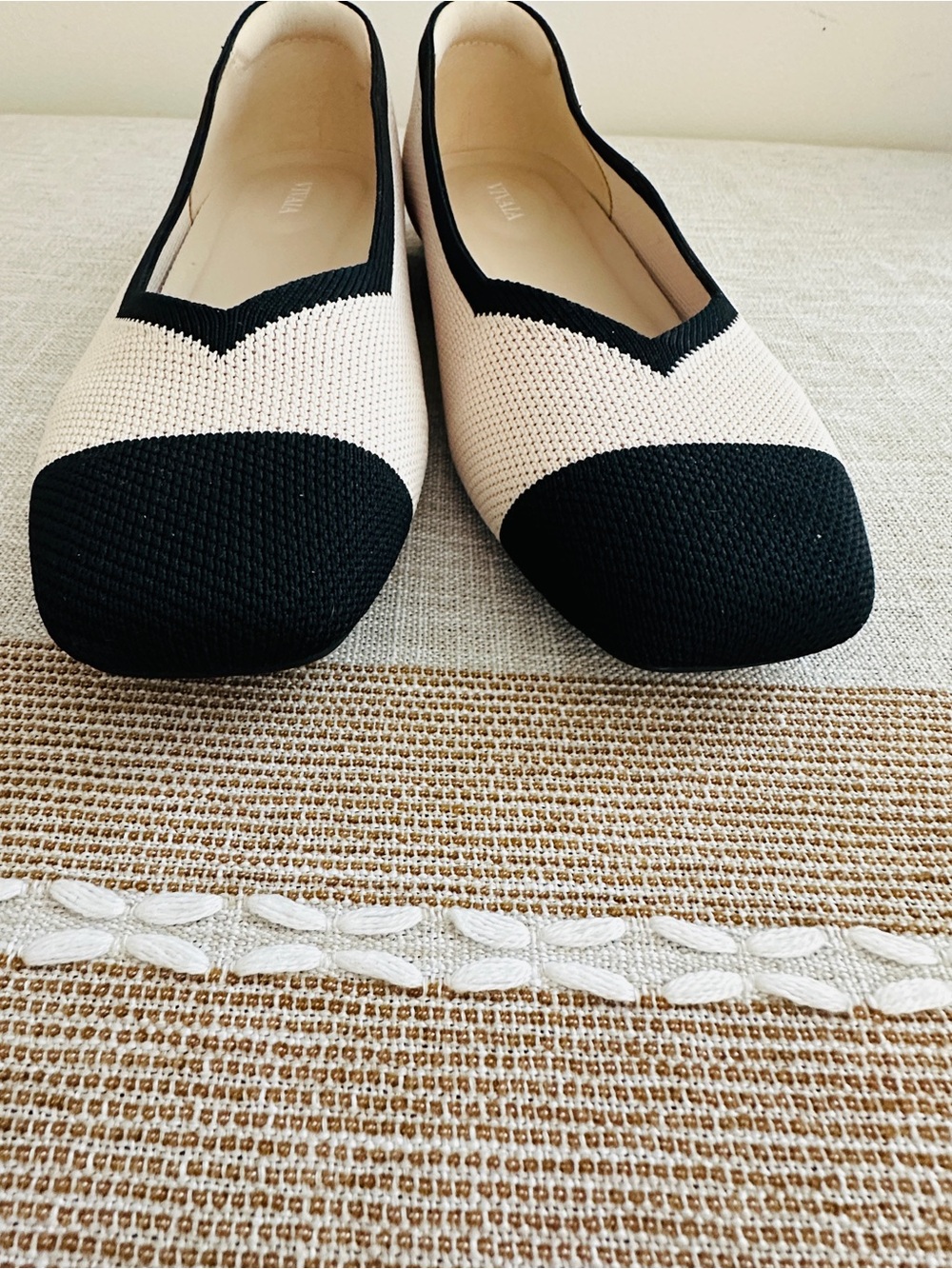 VIVAIA Women's Two-Tone Black and Cream Knit Ballet Flats - Picture 4 of 10